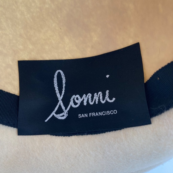 Vintage Sonni Wool Hat with Lace, Adorned with a Dragon brooch and feathers - Picture 10 of 12